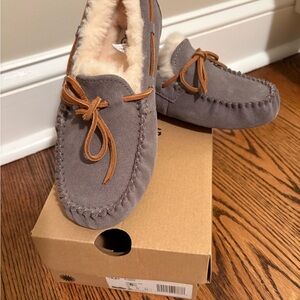 UGG Women’s Dakota Sz 6 Gray Suede and Shearling Slippers NIB